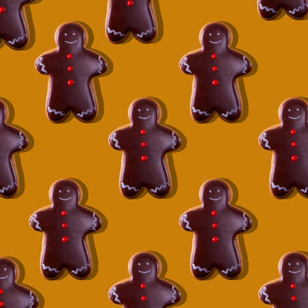 Christmas pattern with Gingerbread man cookies on brawn backgroundの写真素材