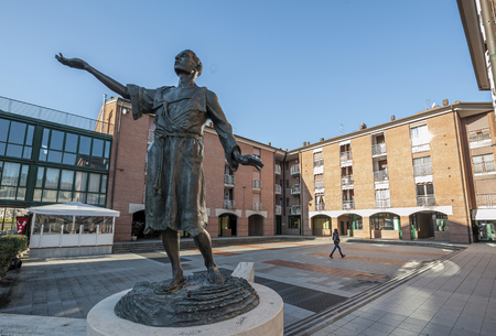 The statue of San Francesco (sculpted by Niccolò Niccolai) in front of the namesake church, Castelfiorentino, Italyのeditorial素材