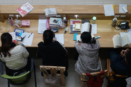 Undergraduates studied hard in the library of Zhengzhou University on 18 November,2015, Zhengzhou City, central China's Henan province. They were making preparations foe the National Postgraduate Entrance Examination of 2016, which will be hold on 26 Deceのeditorial素材
