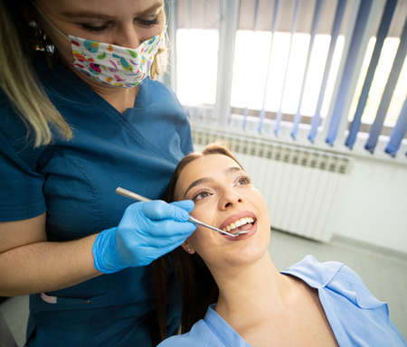 Visiting friendly and professional dentist , high photoの写真素材