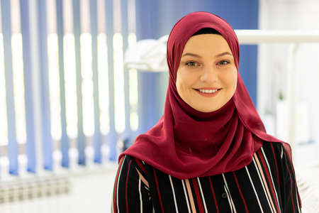 Muslim Middle Eastern girl inside dentist officeの写真素材