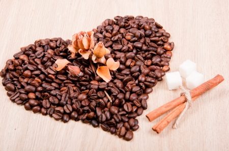 Heart of coffee beans with roseの写真素材
