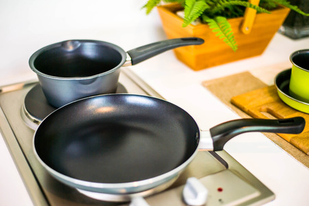 empty pan in kitchenの写真素材