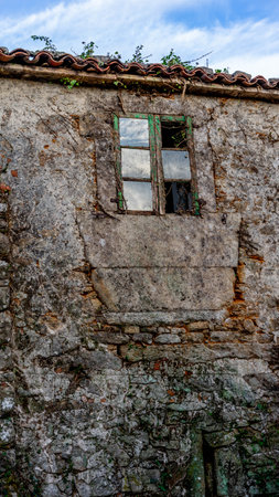 Abandoned house in ruinsの写真素材