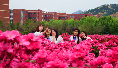 Five young women taking a group selfieのeditorial素材