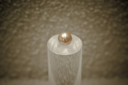 A pink or golden pearl on the crystal columnの写真素材