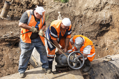  Three locksmith produce dismantling steel valves.		のeditorial素材