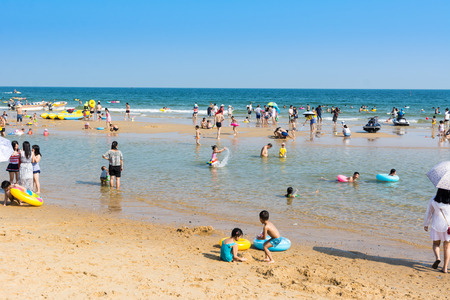 A lot of tourist swimming at the Hailing island of Yangjiang during the long holiday of China National Day.のeditorial素材