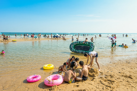 A lot of tourists swimming at the Hailing island of Yangjiang during the long holiday of China National Day.のeditorial素材