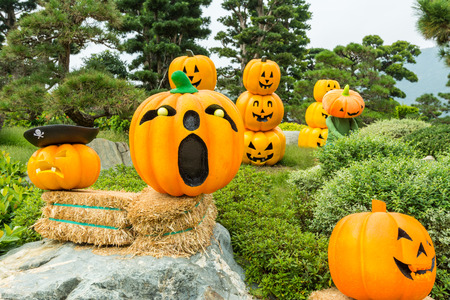A lot of carved golden pumpkins and faces in the park to cerebrate the Halloweenのeditorial素材