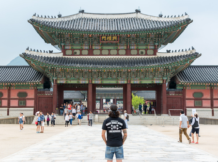 Tourist at one of the gate in the Gyeongbokgung, Seoul, South Koreaのeditorial素材
