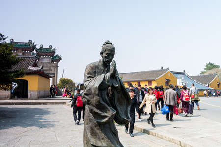 Statue of pilgrim at the Mount Luojia, which lies in the Lotus Sea to the southeast of Putuo Mountain, Zhoushan, Zhejiang, the place where Bodhisattva Guanyin practiced Buddhismのeditorial素材