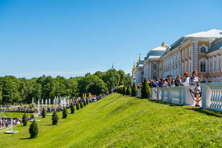 A lot of tourists watching the Samson fountain inside of the summer palace of peter the great in Saint Pertersburg, Russia.のeditorial素材