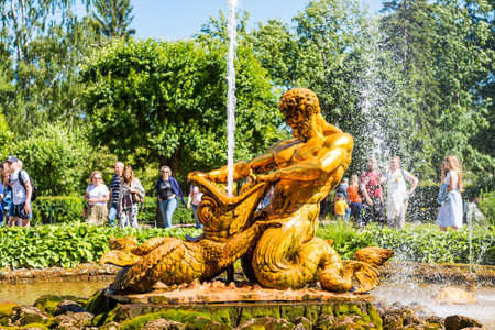 The famous Oranzhereiny Fountain at  the summer palace of peter the great in Saint Pertersburg, Russia.のeditorial素材