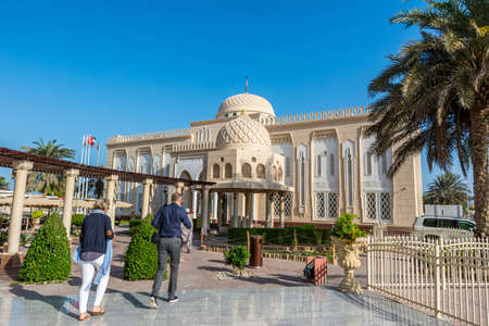 Foreign visitors visiting Jumeirah Mosque, the only mosque in Dubai which is open to the public and dedicated to receiving non-Muslim guests.のeditorial素材