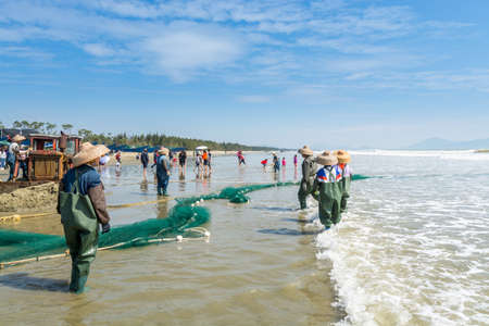 Chinese fishermen pulling the fishnet at the sea in Xitou Yangjiang, Guangdong, China.のeditorial素材