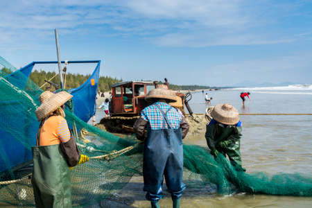 Chinese fishermen pulling the fishnet at the sea in Xitou Yangjiang, Guangdong, China.のeditorial素材