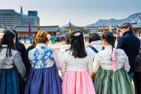 Tourist watching the warriors of the Royal guard in historical costumes in daily Ceremony of Gate Guard Change near the Gwanghwamunのeditorial素材