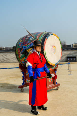 Warriors of the Royal guard in historical costumes and a traditional drum in daily Ceremony of Gate Guard Change near the Gwanghwamun in Gyeongbokgung Palaceのeditorial素材