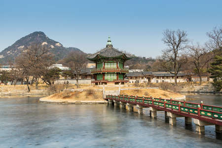 Traditional pavilion and wooden bridge connecting the island of the lake in Gyeongbokgung, also known as Gyeongbokgung Palace or Gyeongbok Palace, the main royal palace of Joseon dynasty.のeditorial素材