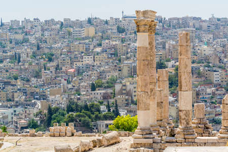 Column runis of the Temple of Hercules in the Amman Citadel, a historical site at the center of downtown Amman, Jordan. Known in Arabic as Jabal al-Qal'a, one of the seven jabals (mountains) that originally made up Ammanのeditorial素材