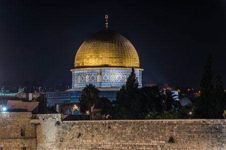 Night view of Golden Dome of the Rock ,western wall on Temple Mount of Old City of Jerusalem, Israel. One of the oldest extant works of Islamic architectureの素材 [FY310160285440]