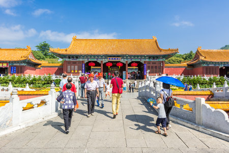 Visitors at New Yuanming Palace of Zhuhai City of Guangdong, a rebuilt of famous imperial parkのeditorial素材