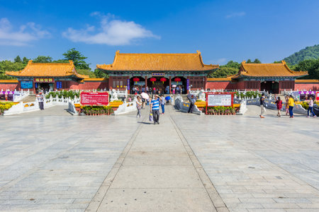 Visitors at New Yuanming Palace of Zhuhai City of Guangdong, a rebuilt of famous imperial parkのeditorial素材