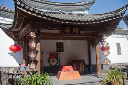 Gambling stone, located in Tengchong County, southwest of the town rolls, rolls ancestors ordered Cultivating far from Sichuan, Nanjing, Hubei and Hunan and other places, live and multiply for generations, dating back more than six centuries of history. Hのeditorial素材