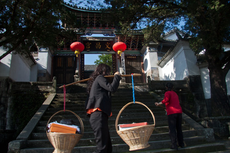 The town is located southwest of Tengchong county rolls, rolls ancestors ordered Cultivating far from Sichuan, Nanjing, Hubei and Hunan and other places, live and multiply for generations, dating back more than six centuries of history. Heshun Town has fuのeditorial素材