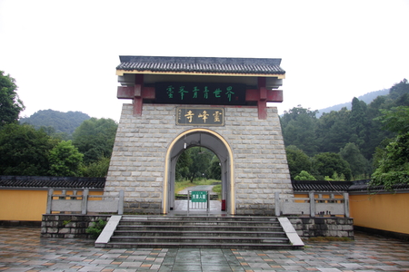  Lingfeng Temple surrounded by mountains, towering trees Temple, Temple side babbling brooks, repair bamboo grove, Mori absolutely quiet different, is a great tourist destination. Pictured Terakado Lingfeng Temple.のeditorial素材