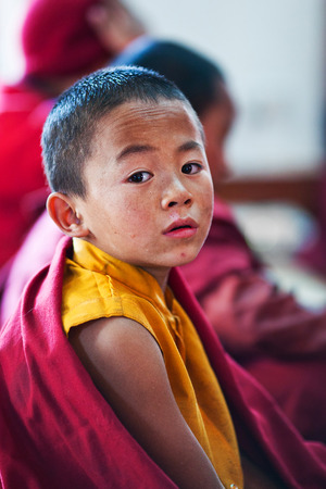KATHMANDU, NEPAL - JANUARY 06: Tibetan novice monk Dorje Tsering, 8, praying during Puja ceremony in Thrangu Tashi Choling Gompa on January 06, 2010 in Kathmandu, Nepalのeditorial素材