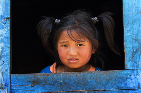 ANNAPURNA CIRCUIT, NEPAL - APRIL 20: A little tibetian girl from the village of tibetan refugees in the Himalayas, Nepal on 20 April 2008.のeditorial素材