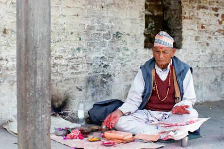 Indian Brahman conducts Puja cereminy at Pashupatinath Temple on May 10, 2008 in Kathmandu, Nepal.のeditorial素材