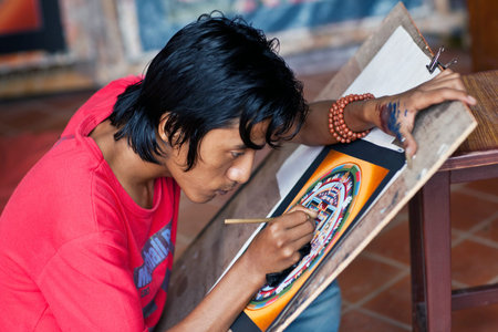 BHAKTAPUR - SEPTEMBER 20: An unidentified artist creates Kalachakra mandala painting at local street Festival on September 20, 2011, Nepalのeditorial素材
