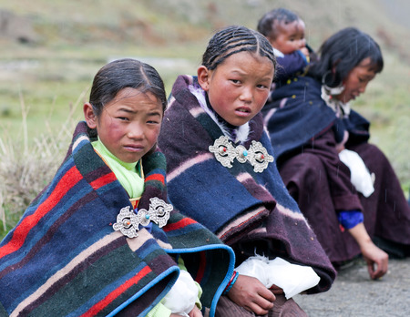 DHO TARAP, DOLPO, NEPAL - SEPTEMBER 11: Girls students of Crystal mountain school in national clothes poses for a photo during Dho Tarap Full Moon Festival on September 11, 2011 in Dho Tarap village, Nepalのeditorial素材