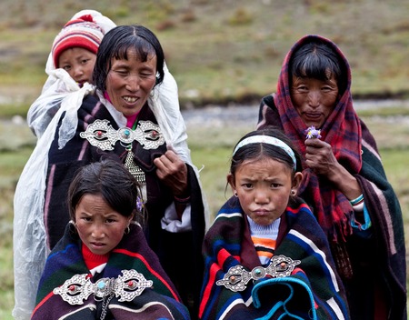 DHO TARAP, DOLPO, NEPAL - SEPTEMBER 11: Women in national clothes waiting for Puja ceremony during Full Moon Festival on September 11, 2011 in Dho Tarap village, Nepalのeditorial素材