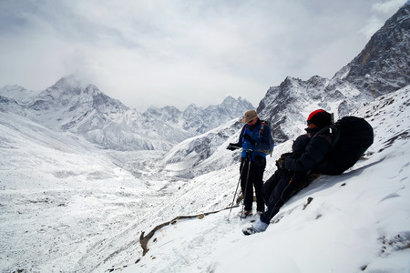 Tourists walking on the road to Everest Base Camp on March 15, 2010 in Sagarmatha National Park, Nepal Himalayaのeditorial素材