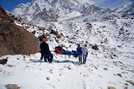 Sherpas prepare for emergency evacuate an injured climber on March 16, 2010 in Gorak Shep, Sagarmatha National Park, Nepalのeditorial素材