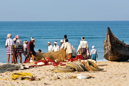 KERALA, INDIA - FEBRUARY 8, 2010: Indian fishermen catching fish for food in Kerala state, South Indiaのeditorial素材