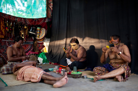 VARKALA, INDIA - FEBRUARY 10, 2010: Kathakali actor applies make-up before the evening performance in Varkala, India. Kathakali - the classical dance-drama of Kerala based on Indian mythology.のeditorial素材