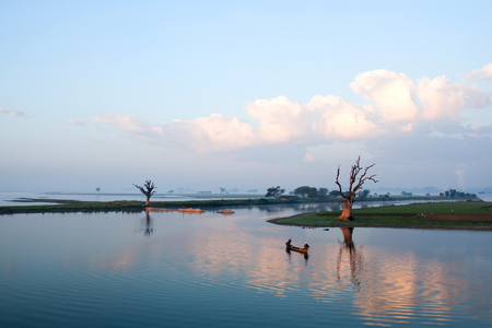 AMARAPURA, MYANMAR - JANUARY 12: Burmese men fishing on Thaungthaman Lake on January 12, 2011 in Amarapura, Mandalay Division, Myanmarのeditorial素材