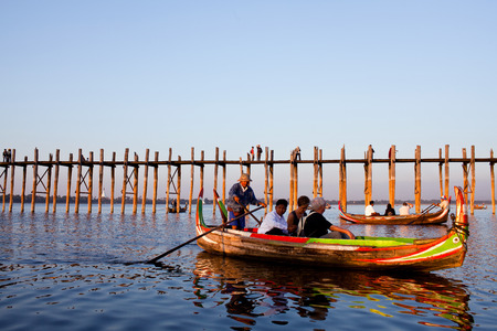 AMARAPURA, MANDALAY DIVISION, MYANMAR - JANUARY 13: Tourists visiting the famous U-Bein teak bridge on January 13, 2011 in Amarapura, Myanmar.のeditorial素材