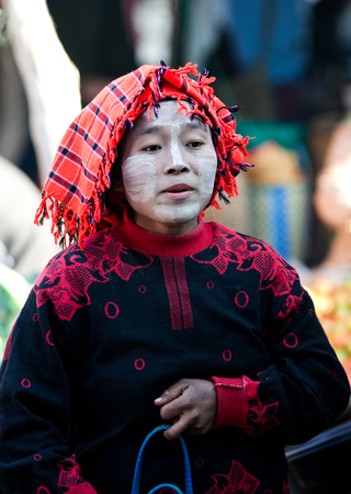 SAMKAR, MYANMAR - JANUARY 15: Pa-O tribal woman in native costume walking at weekly market on January 15, 2011 in Samkar Village, Shan state, Myanmarのeditorial素材