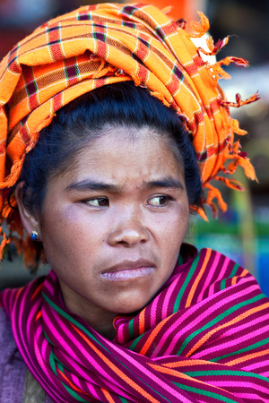 SAMKAR, MYANMAR - JANUARY 15: Pa-O tribal woman in native costume walking at weekly market on January 15, 2011 in Samkar Village, Shan state, Myanmarのeditorial素材