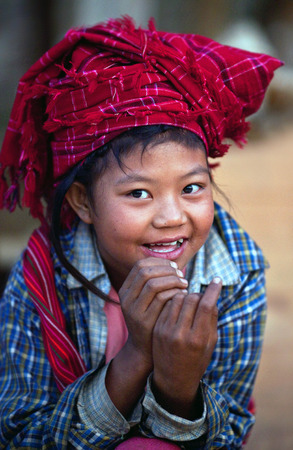 SAMKAR, MYANMAR - JANUARY 15: Pa-O tribal girl in native costume are selling firewood at weekly market on January 15, 2011 in Samkar Village, Shan state, Myanmarのeditorial素材