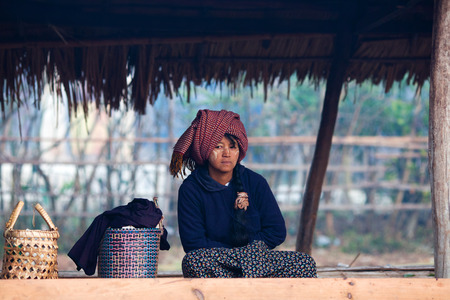 SAMKAR, MYANMAR - JANUARY 17: Pa-O tribal woman in native costume are sitting at weekly market on January 17, 2011 in Samkar Village, Shan state, Myanmarのeditorial素材