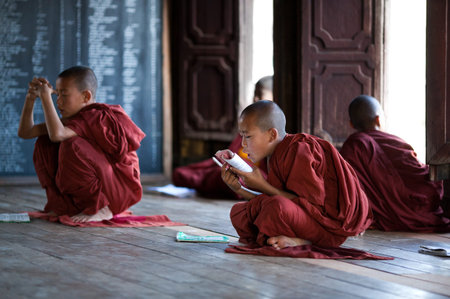 Novice monks learning together in the Shwe Yan Pyay monastery school on January 16, 2011 in Nyaung Shwe, Shan State, Myanmarのeditorial素材