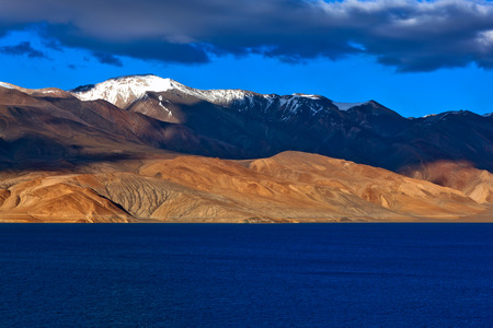 Tso Moriri lake in Ladakh, North India. The lake is at an altitude of 4 595 m; it is the largest of the high altitude lakes in the Trans-Himalayan biogeographic region.の写真素材