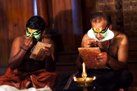 Kathakali actors applies make-up before the evening performance in Kathakali Center on January 22, 2016 in Fort Cochin, Kerala, South Indiaのeditorial素材